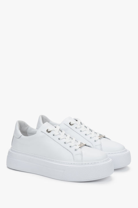 Women’s white platform sneakers Estro made of premium Italian genuine leather combine minimalist design with a modern platform sole for everyday comfort and style.