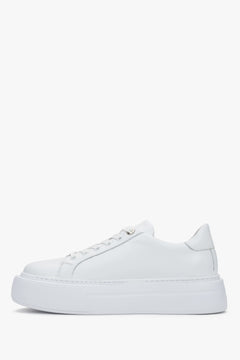 The soft premium Italian leather upper and lining provide a comfortable fit, while the thick platform sole adds a fashionable and contemporary look.