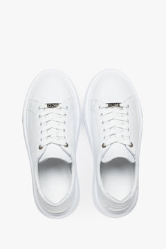 A classic lace-up design with decorative brand logo details on the laces highlights the elegant and recognizable Estro style.