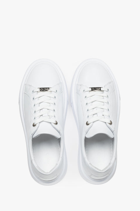 A classic lace-up design with decorative brand logo details on the laces highlights the elegant and recognizable Estro style.