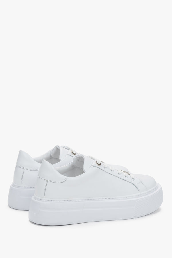 The reinforced soft heel counter improves stability and comfort, making these white leather platform sneakers perfect for daily wear in spring and autumn.