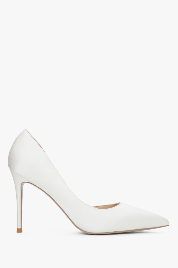 White women’s pointed-toe stiletto heels with a satin finish by Estro.