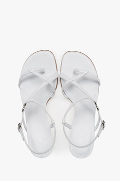 With a funnel heel, white women’s sandals with woven straps Estro.