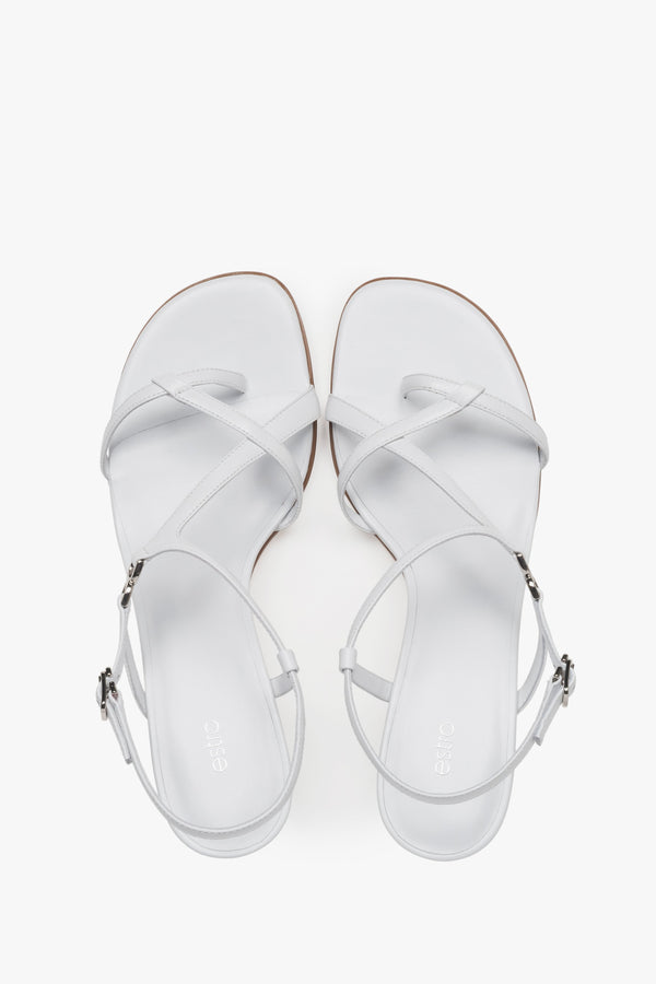 With a funnel heel, white women’s sandals with woven straps Estro.