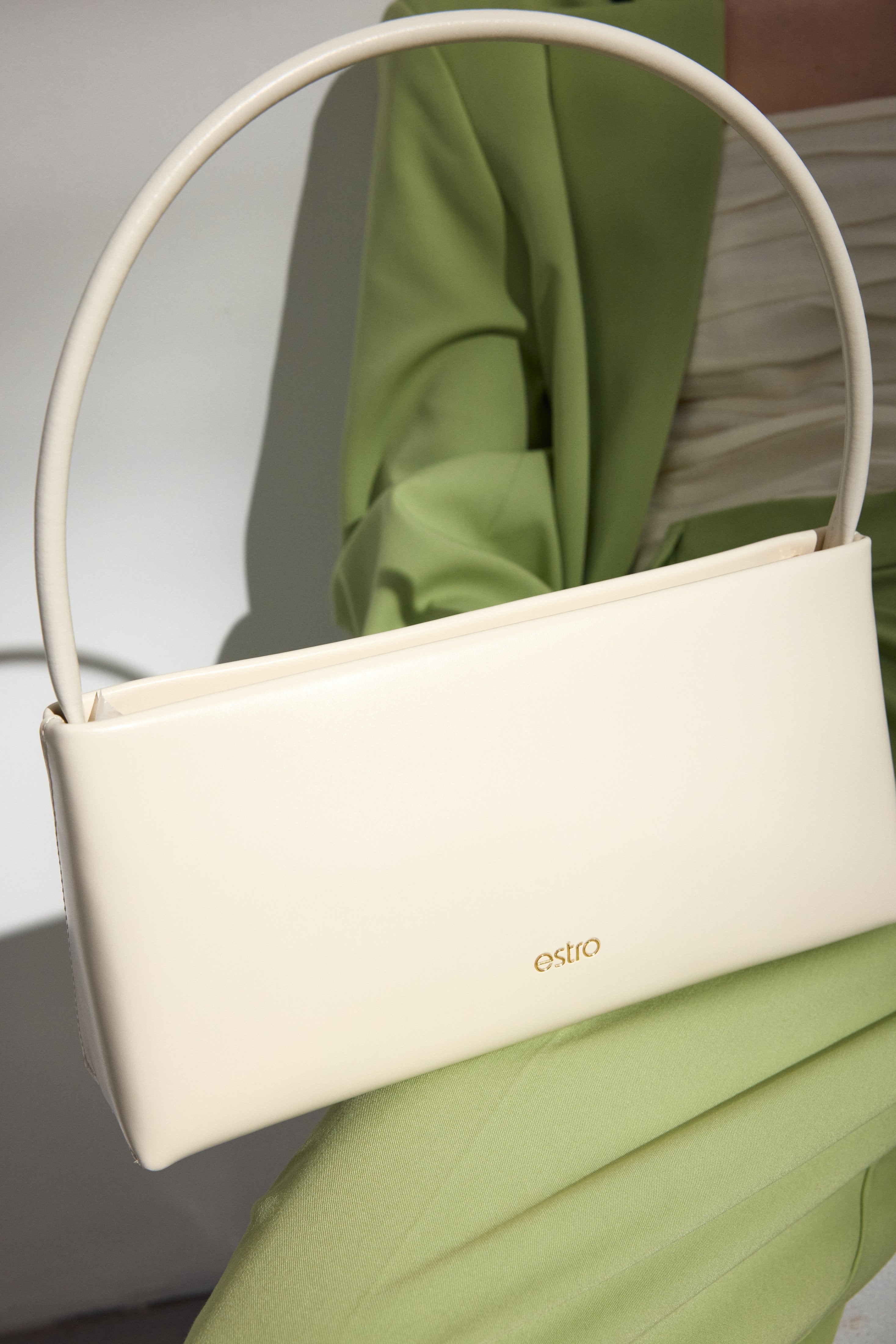 Women's white leather bag by Estro - close-up on the details.