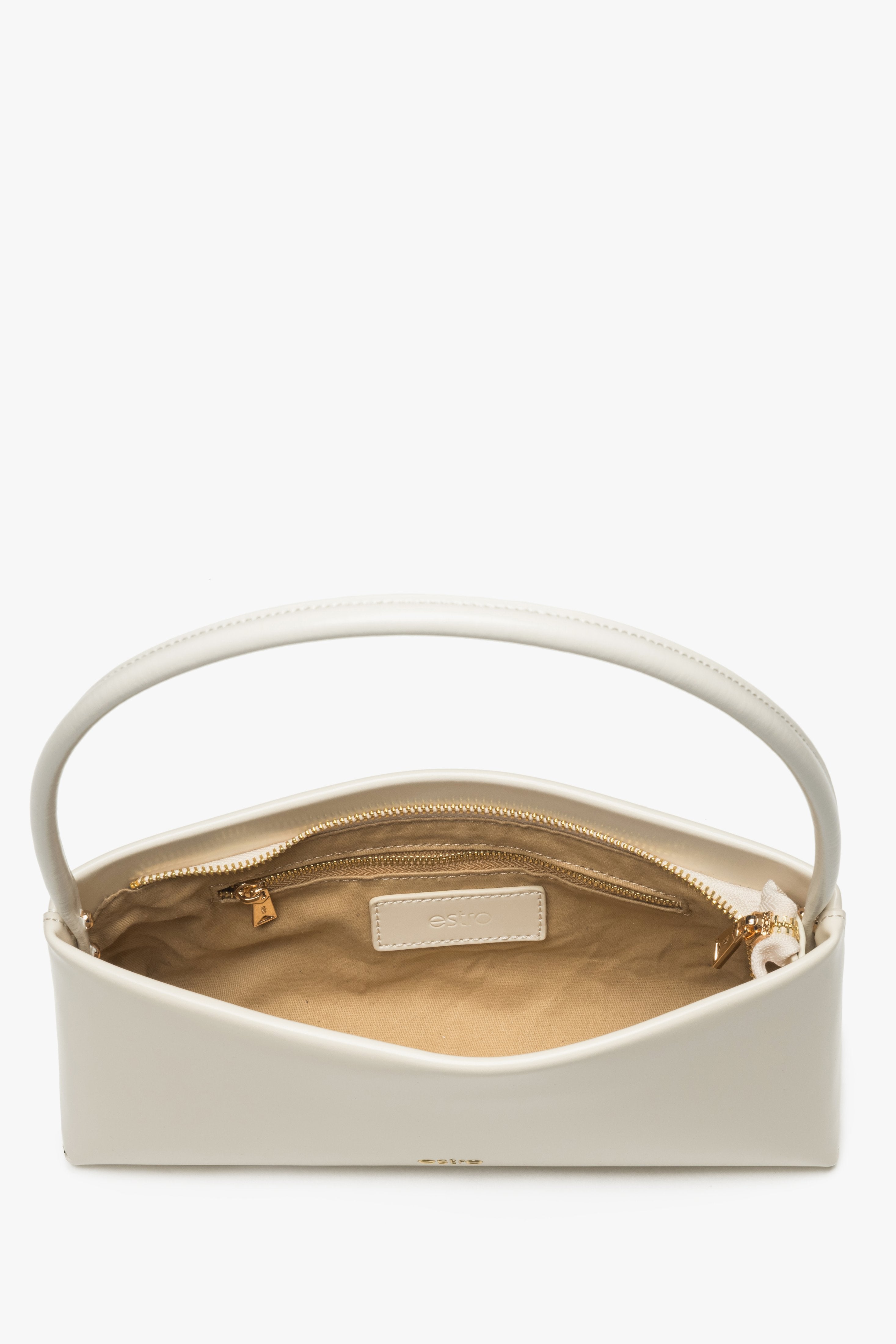 Women's white leather shoulder bag by Estro - close-up of the interior.