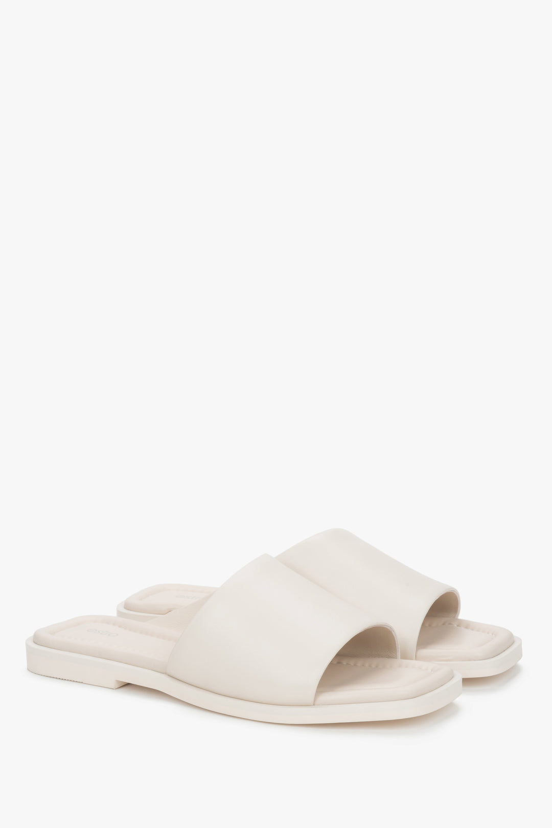 Women’s white slide sandals with a square toe in genuine leather.