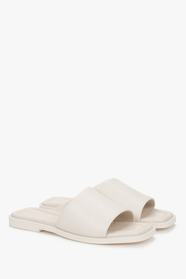 Women’s white slide sandals with a square toe in genuine leather.