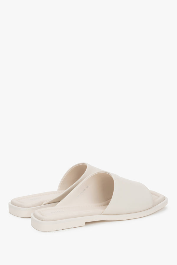 Made of genuine leather, women’s white slide sandals with a square toe, Estro.