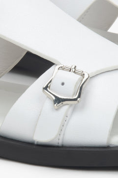 White closed-toe women’s sandals by Estro, flat sole, made of natural leather.
