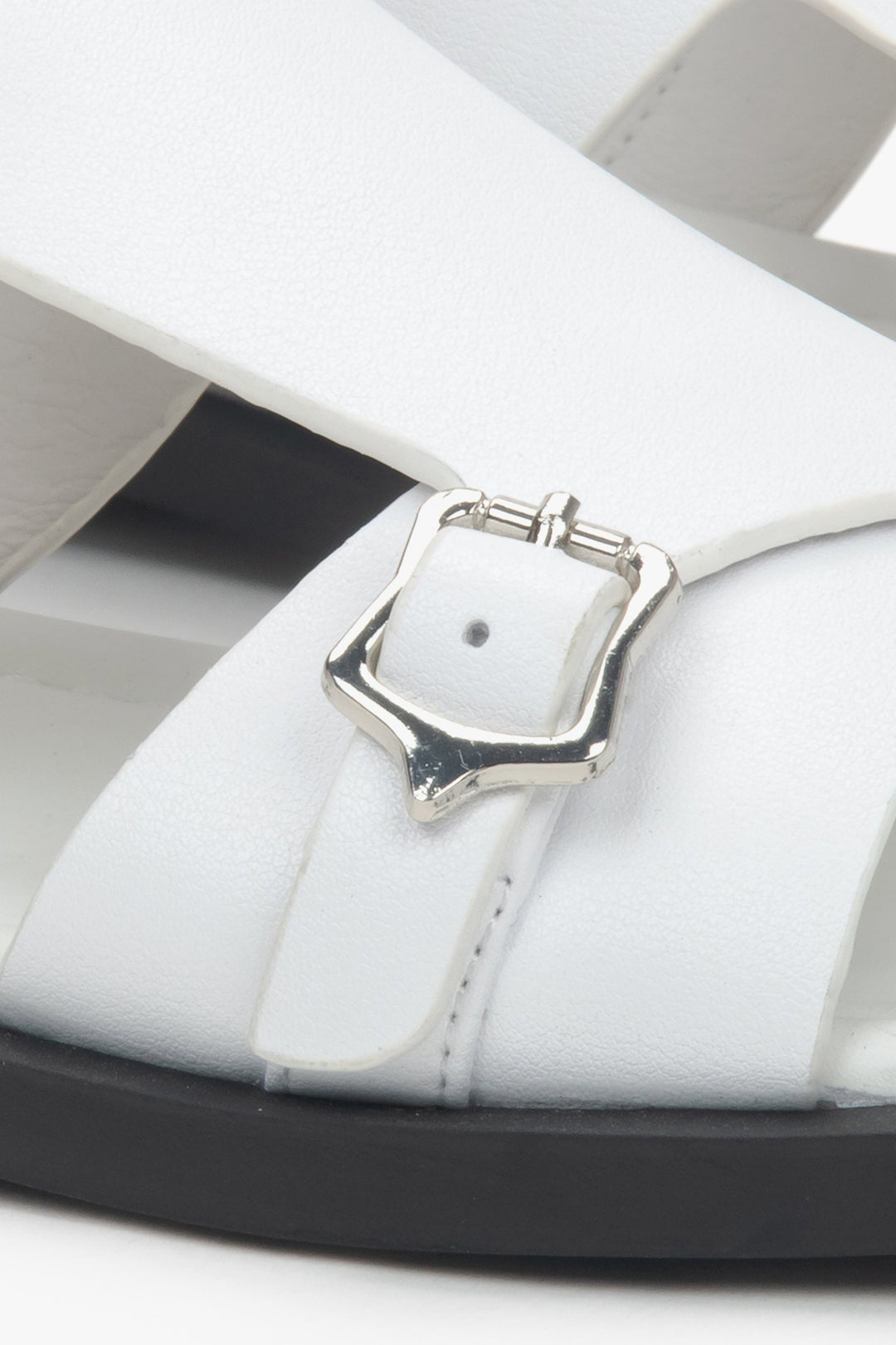 White closed-toe women’s sandals by Estro, flat sole, made of natural leather.