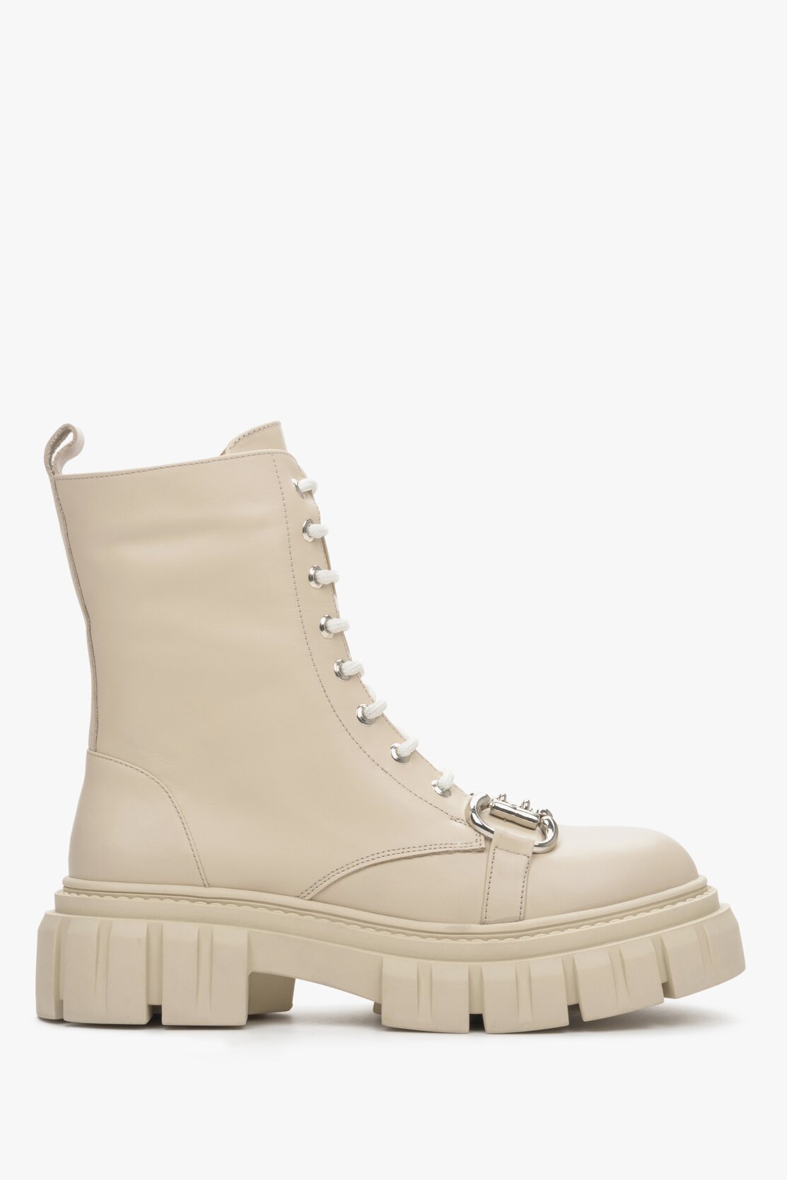 Women's beige boots for winter by Estro.