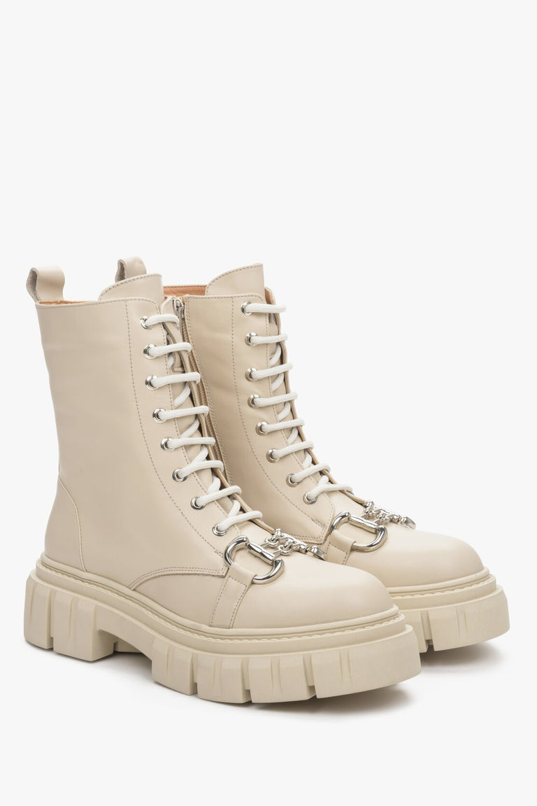 Women's casual boots in beige Estro - presentation of a shoe toe and sideline.