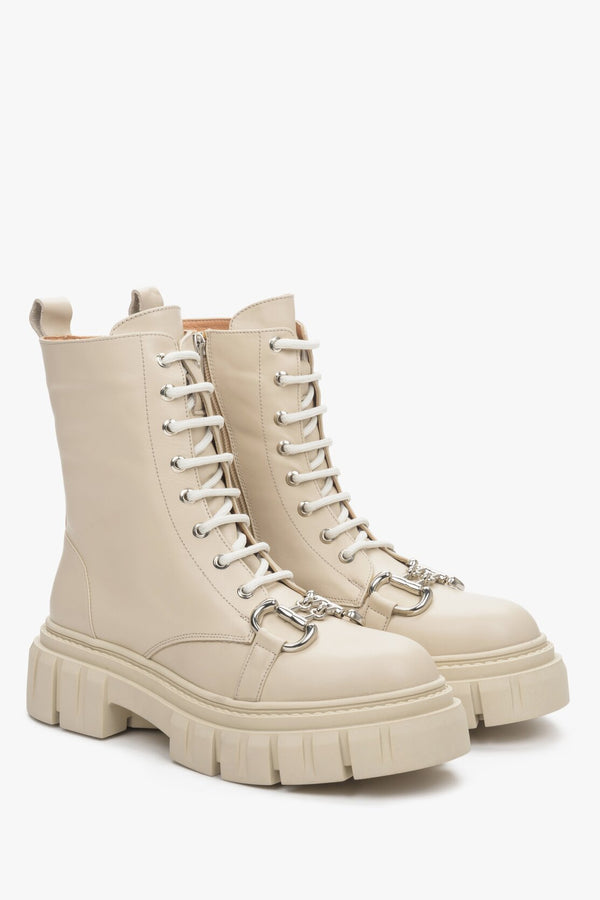 Women's casual boots in beige Estro - presentation of a shoe toe and sideline.