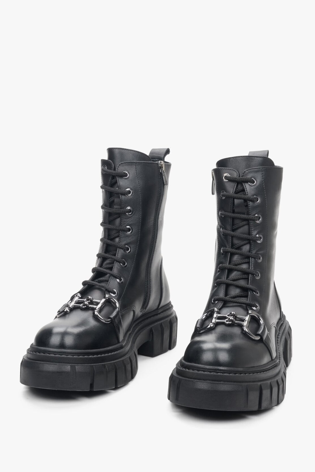 Women's black boots for fall - presentation of shoe toe.