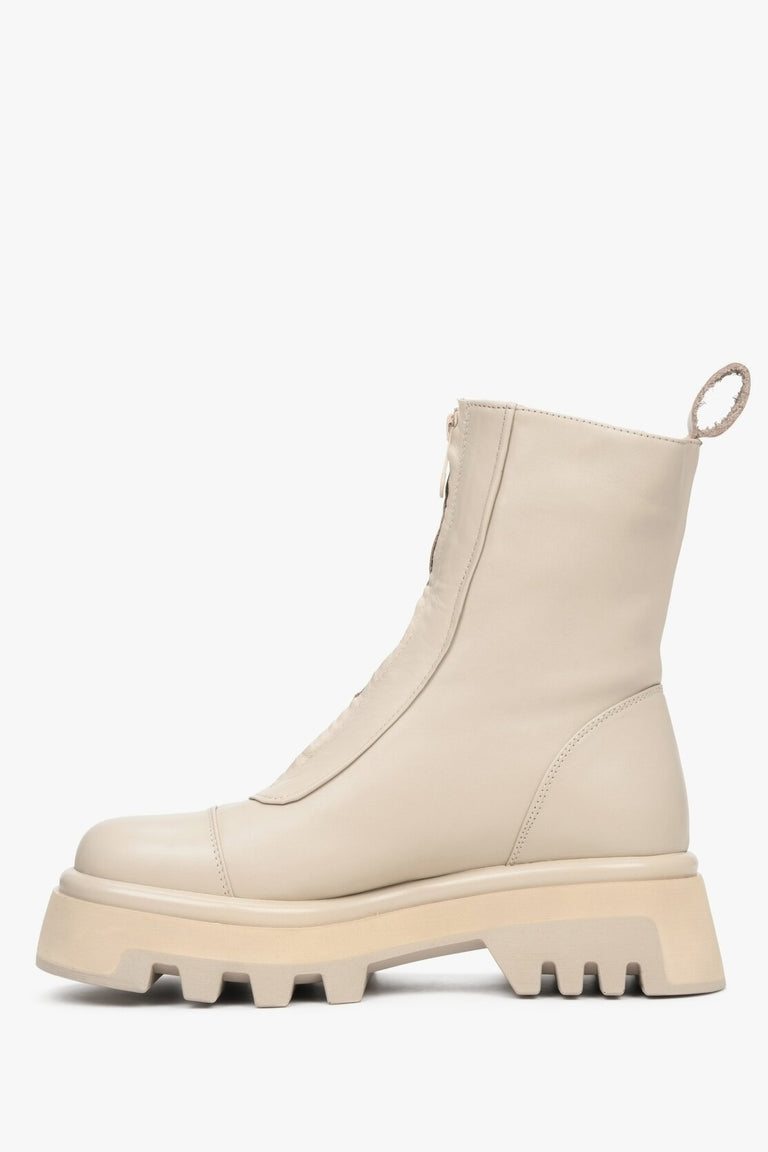 Women's beige boots for winter - presentation of a sideline.