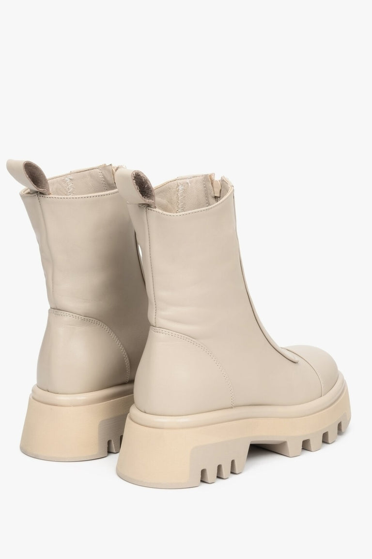 Winter boots for women's in beige by Estro.