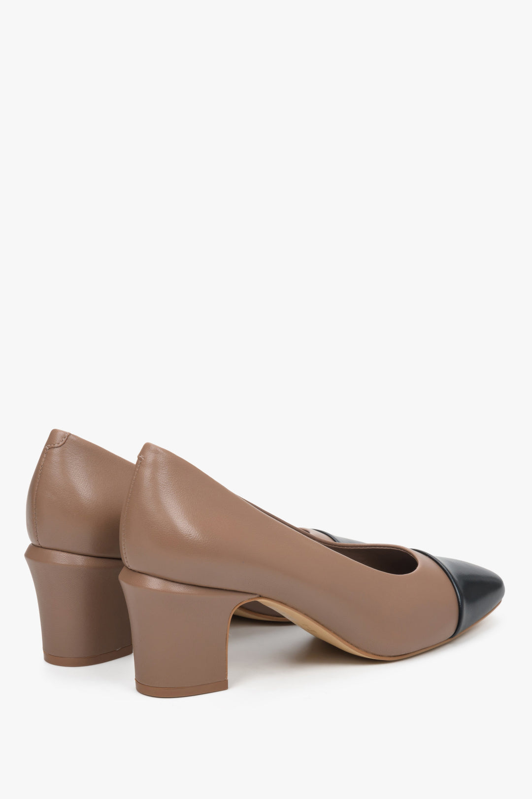 Leather, women's brown and black pumps with a square heel by Estro - close-up of the heel and the side line of the shoe.