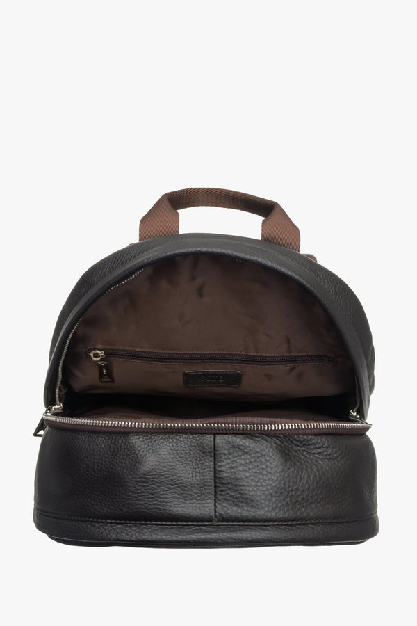 Men's dark brown large backpack by Estro made of genuine leather - close-up on the interior design.