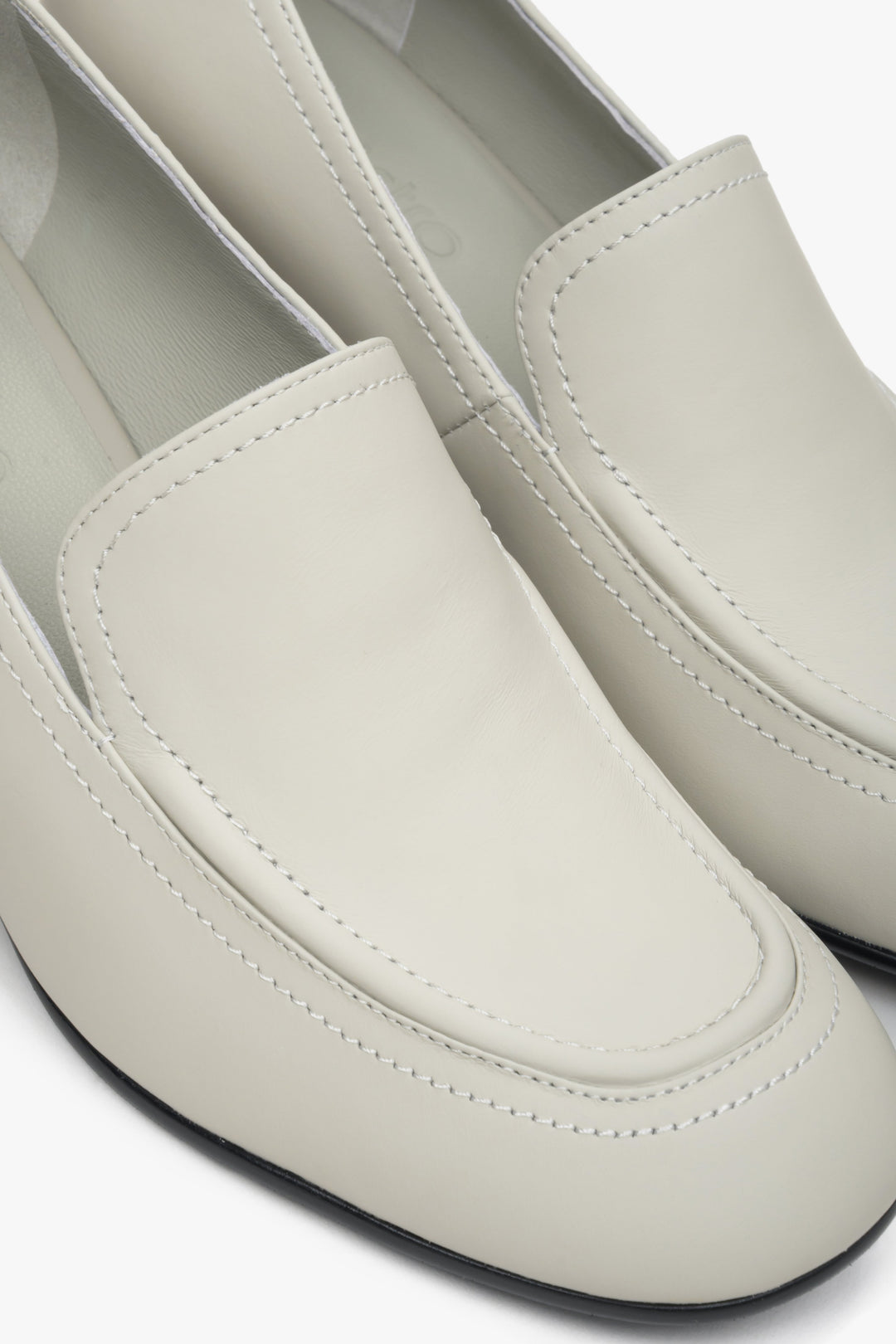 Light beige leather women's loafers Estro - a close-up on details.
