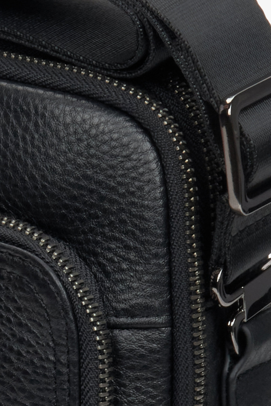 Men's black leather shoulder pouch by Estro - close-up on the detail.