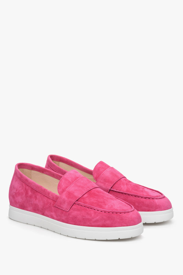 Pink women's moccasins made of genuine velour - presentation of the toe and side vamp.