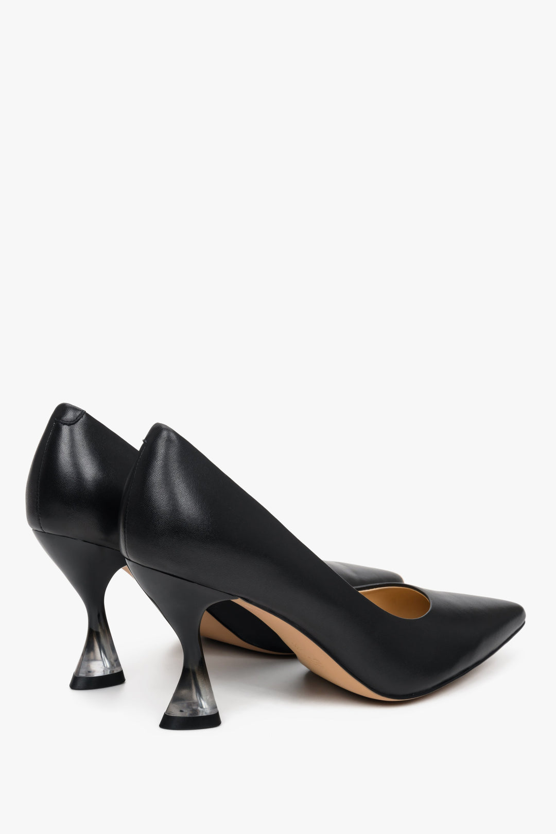 Elegant women's black high-heeled pumps by Estro - presentation of the shoe's heel.
