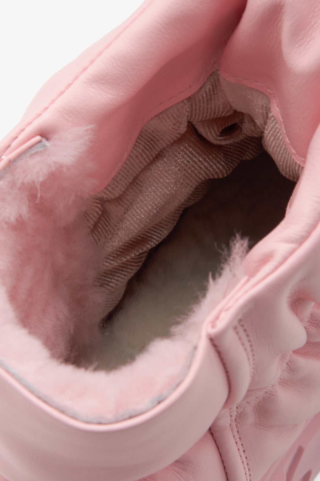 Warm women's pink snow boots Estro - a close-up on lining.