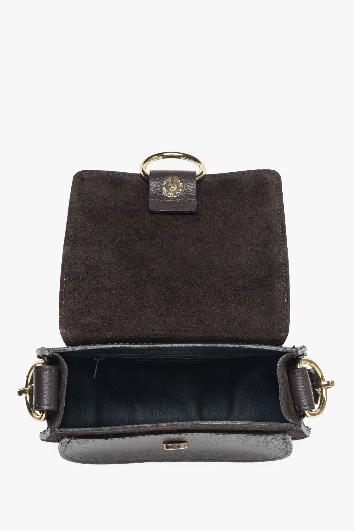 A women's handbag made of Italian genuine leather in dark brown by Estro - close-up of the interior of the model.