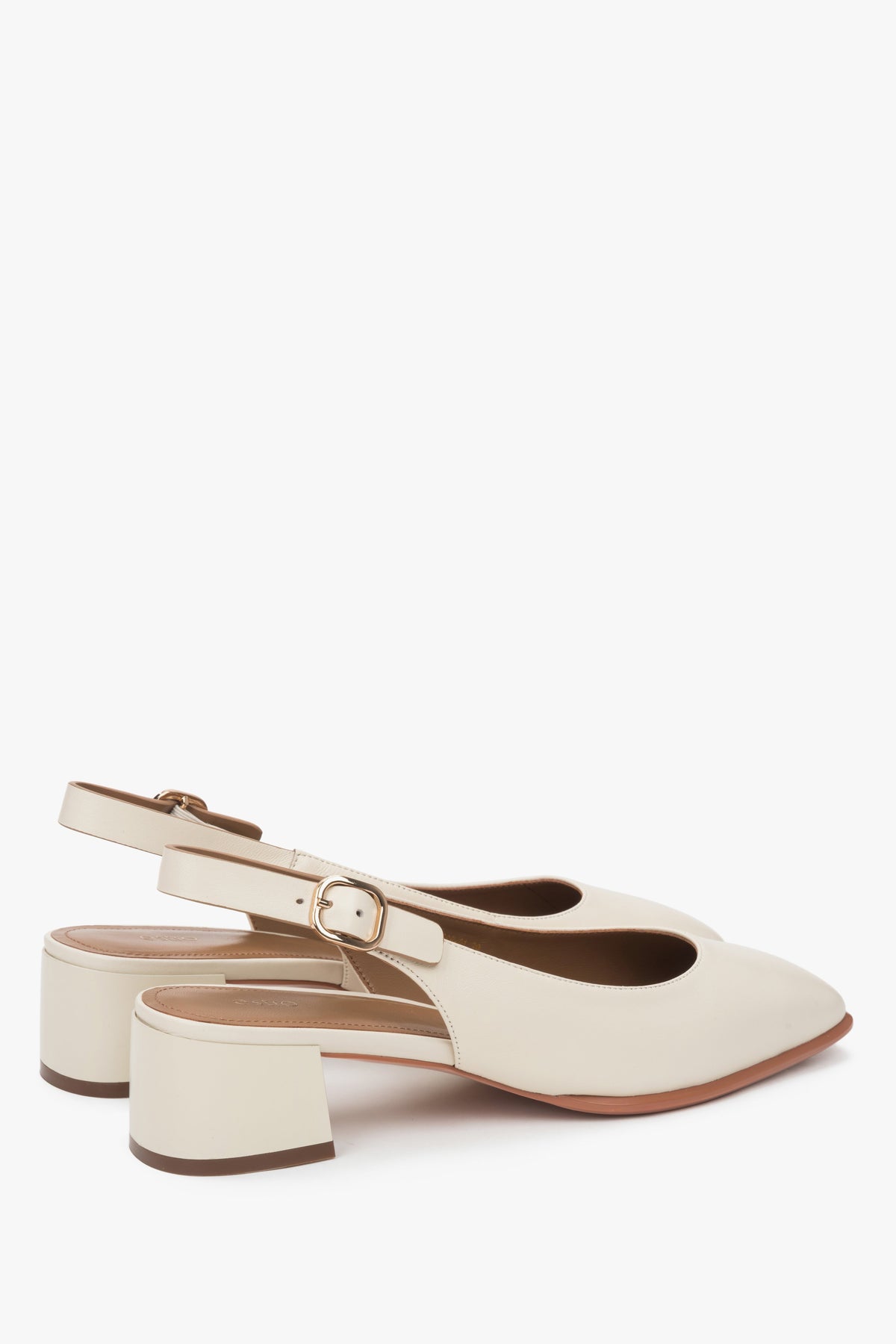 Light beige slingback pumps with a low heel from Estro - close-up of the heel.