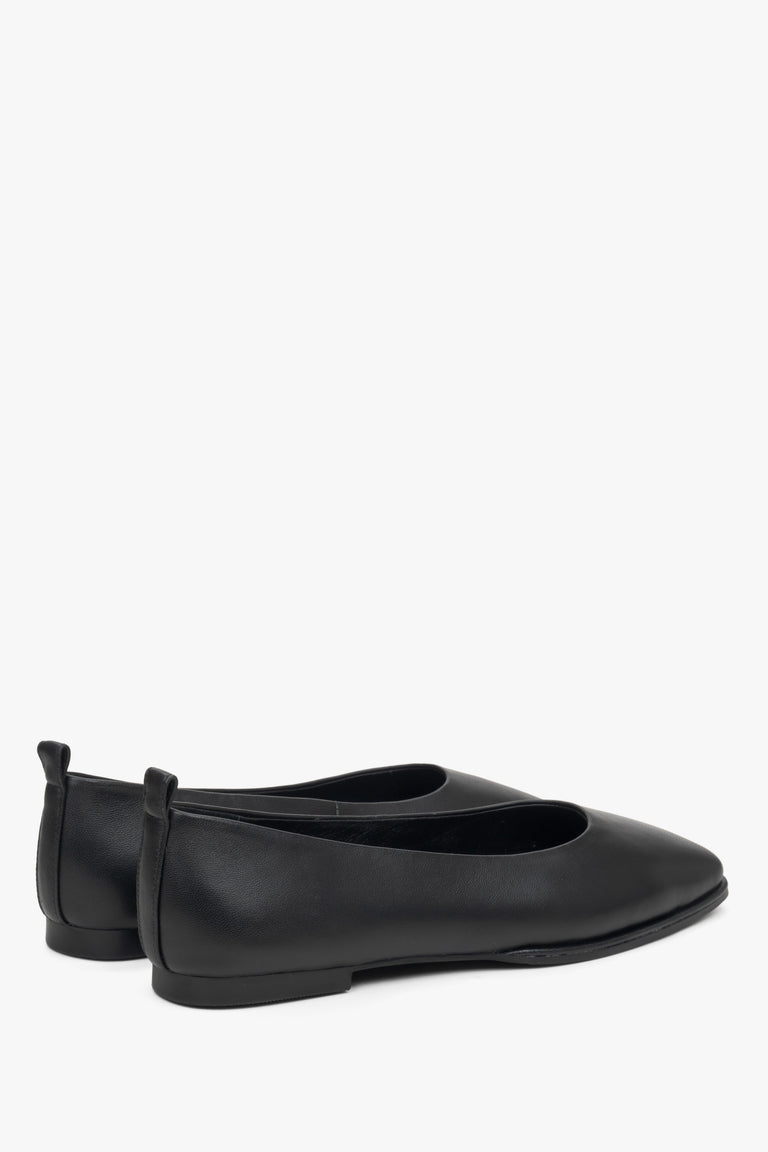 Estro women's black genuine leather ballet flats - close-up on side line and heel.