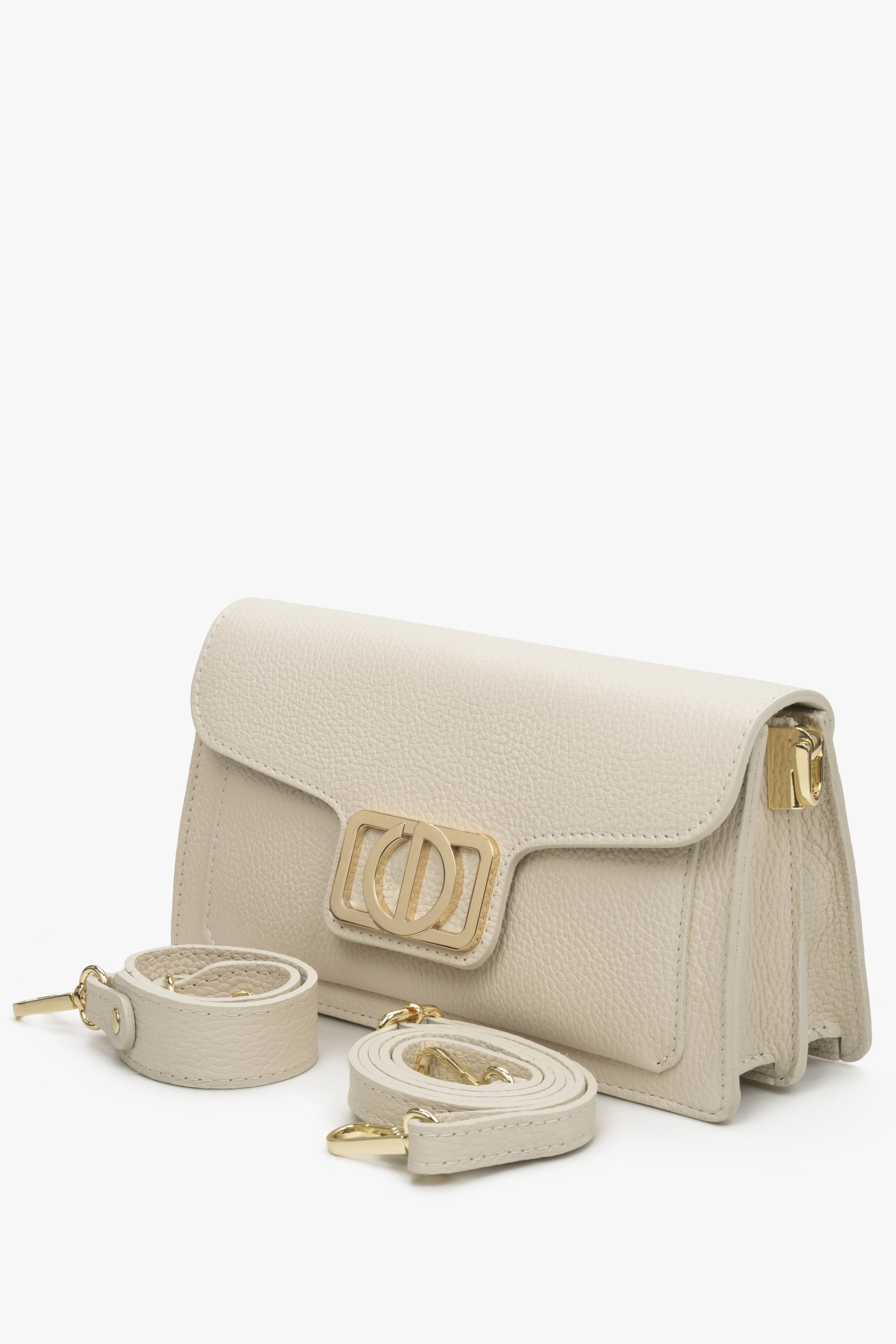 Estro women's milky-beige leather shoulder bag.