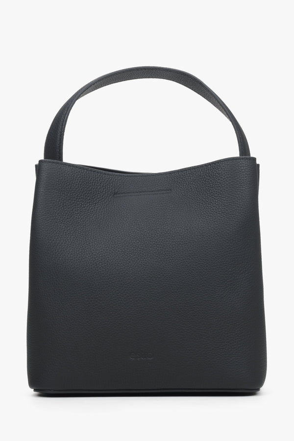 Spacious Estro women's handbag made of genuine black leather.