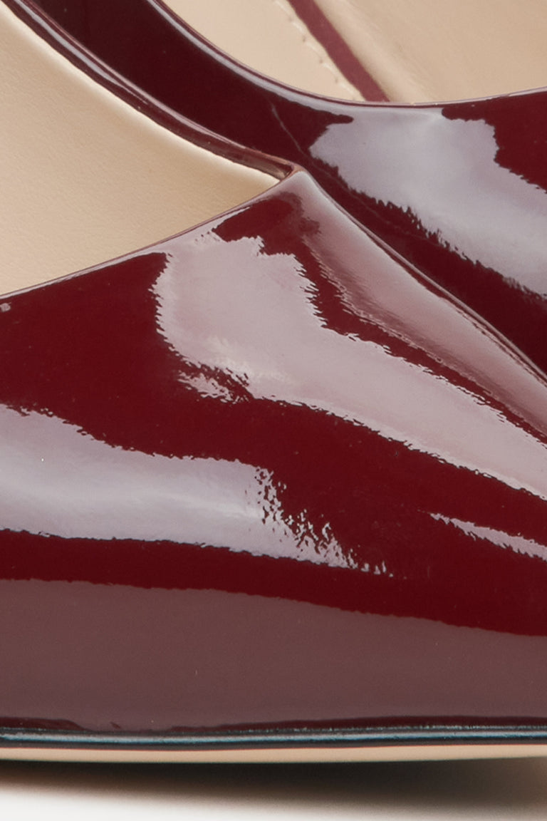 Burgundy women's pumps Estro - close-up on the detail.