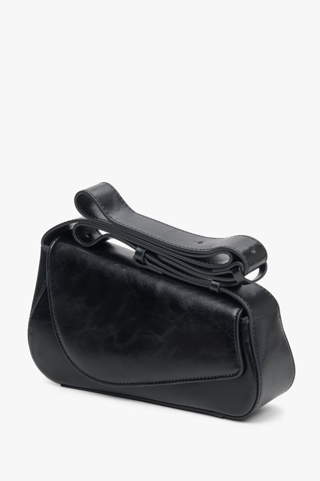 Estro's black leather women's baguette bag.