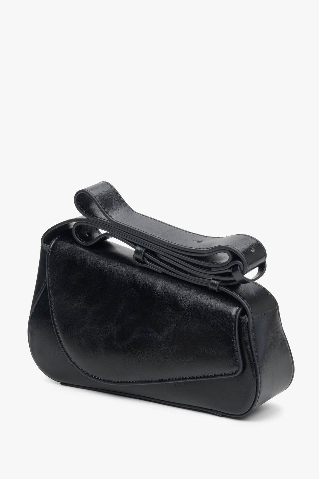 Estro's black leather women's bag.