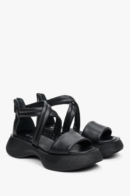 Women's black  leather sandals, Estro style, with straps.