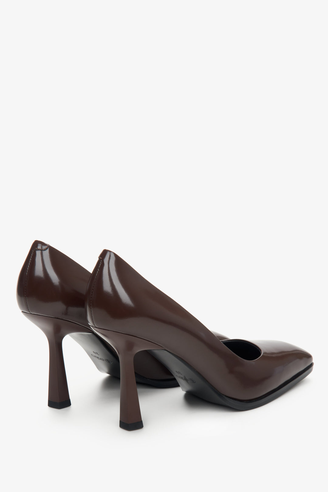 Dark brown Estro women's leather shoes with heels - close-up on the heel and side line.