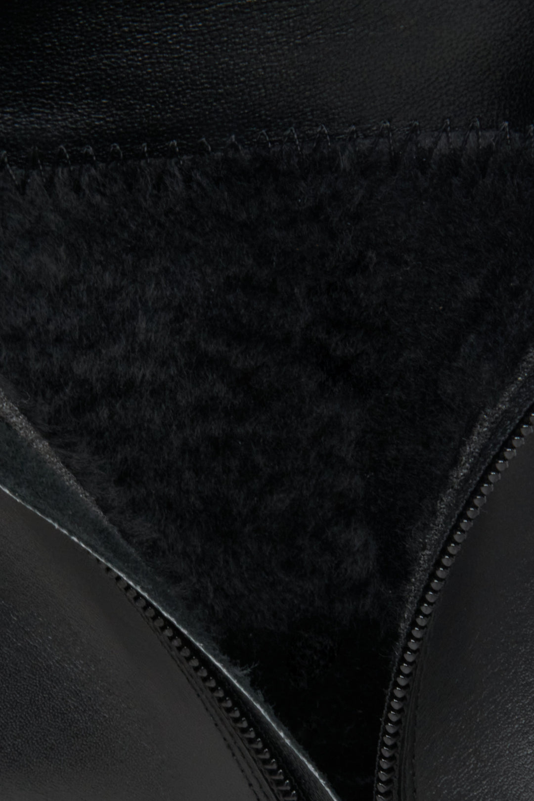 Black ankle boots Estro - a close-up on insulation.