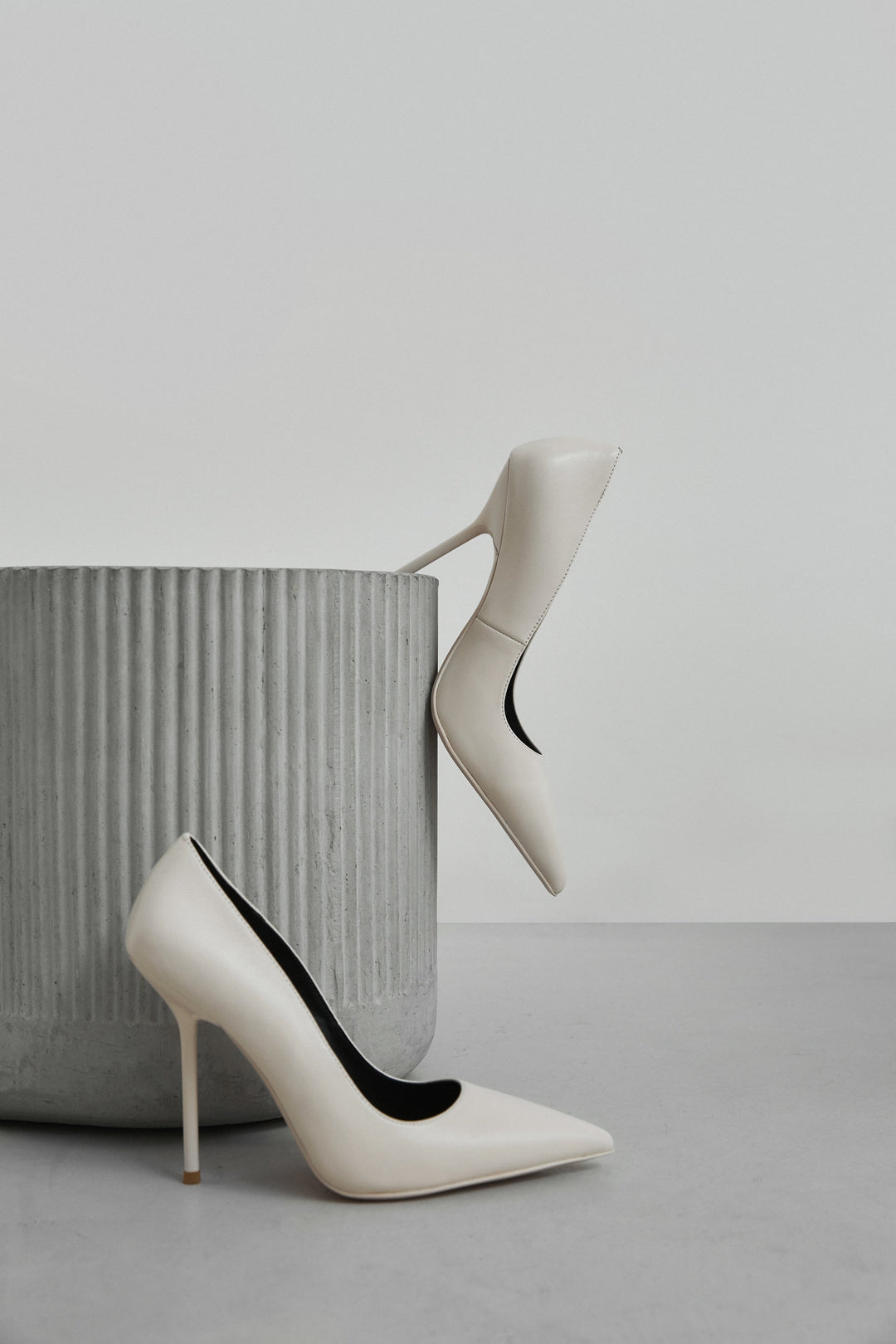Women's White Pumps with Stiletto Heels made of Genuine Leather Estro ER00112676.