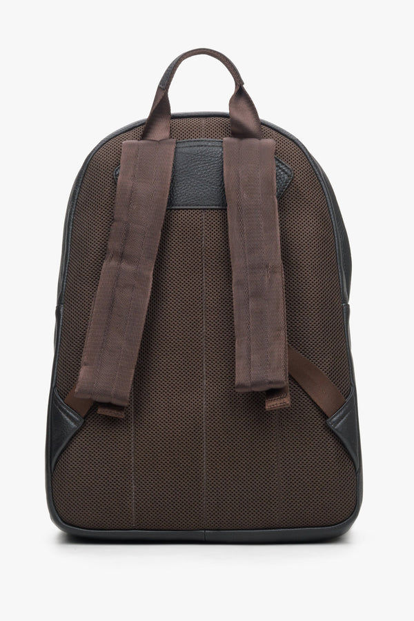 Men's large dark brown backpack made of genuine leather by Estro - close-up on the shoulder straps.