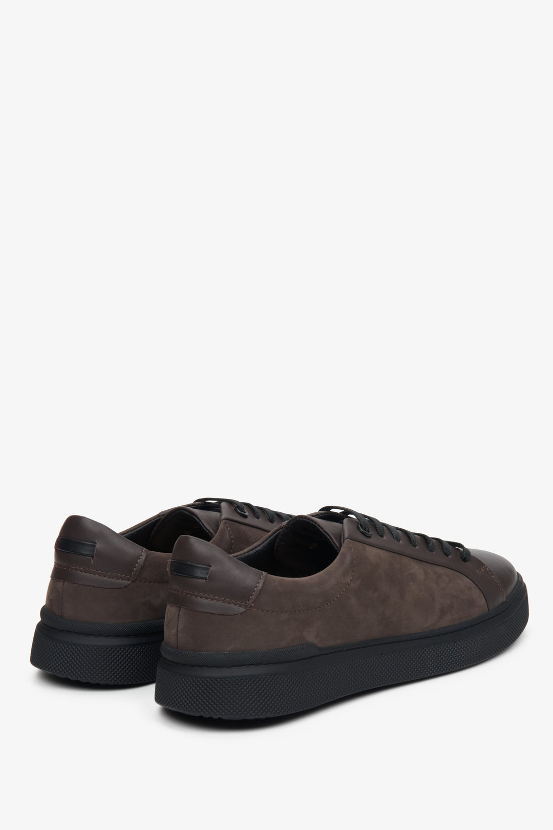 Brown men's sneakers made of genuine leather and suede Estro - close-up on the heel and side seam.