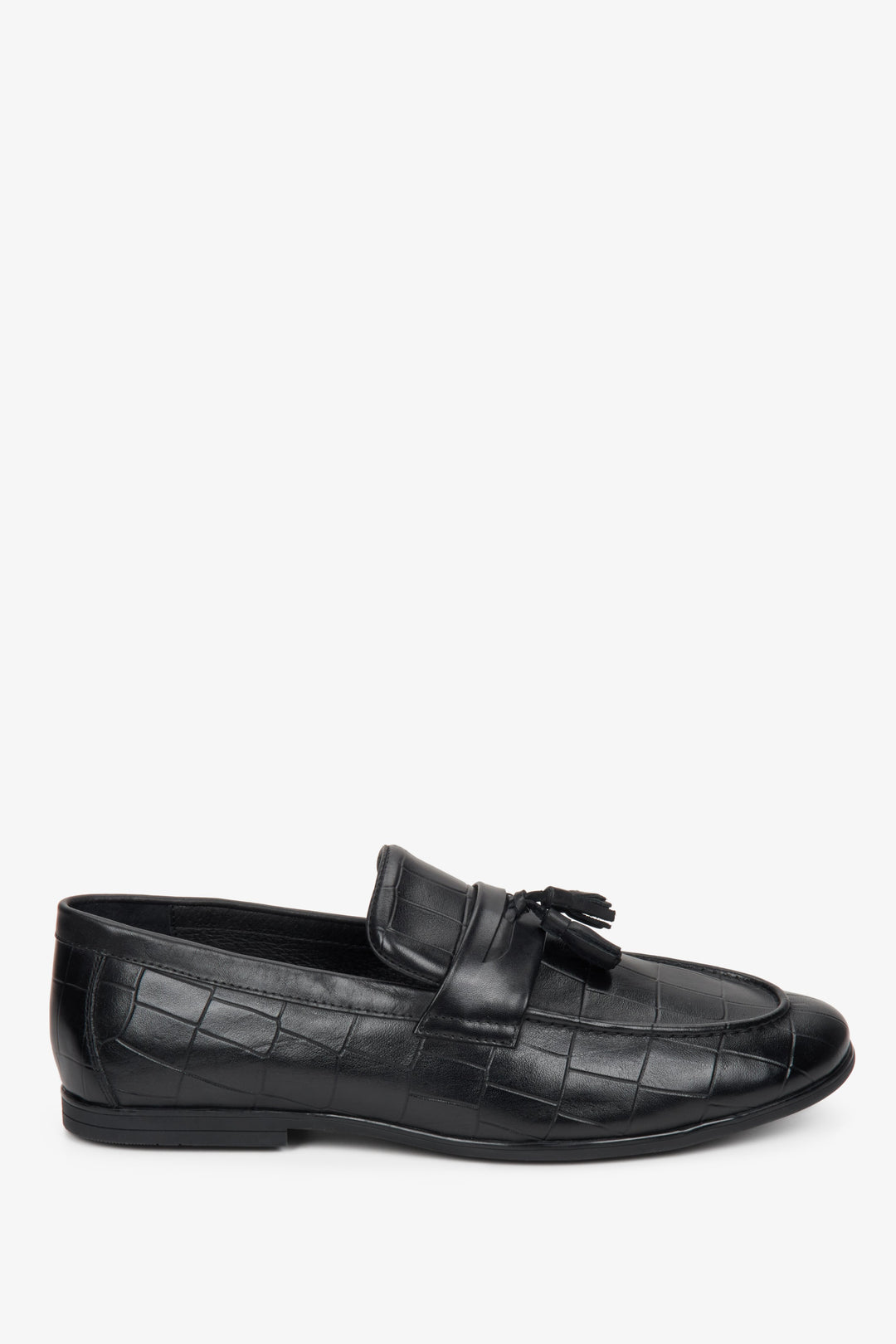 Men's black loafers made of genuine leather - close-up of the shoe profile by Estro.