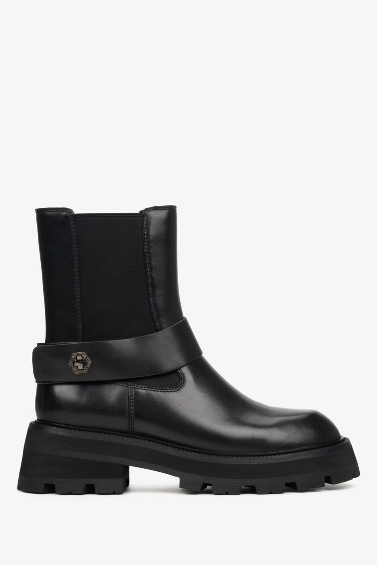 Estro women's leather ankle boots in black natural leather - shoe profile.