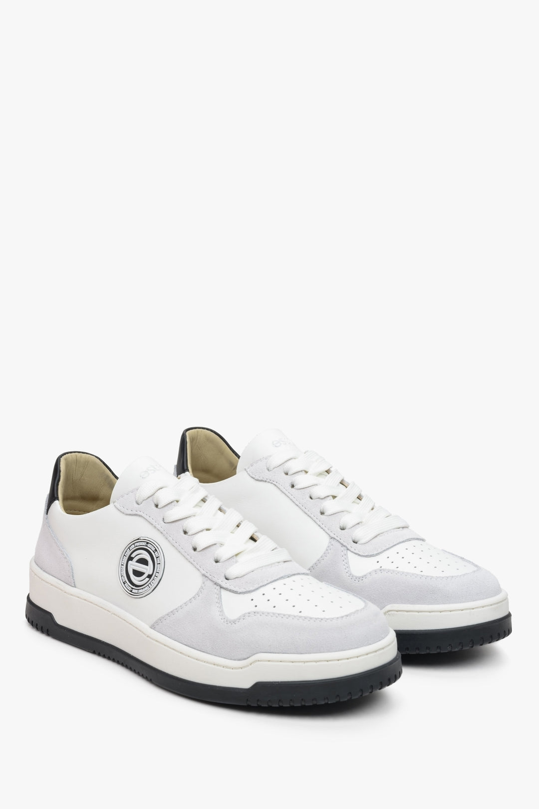 Estro women's leather sneakers in white and grey color.