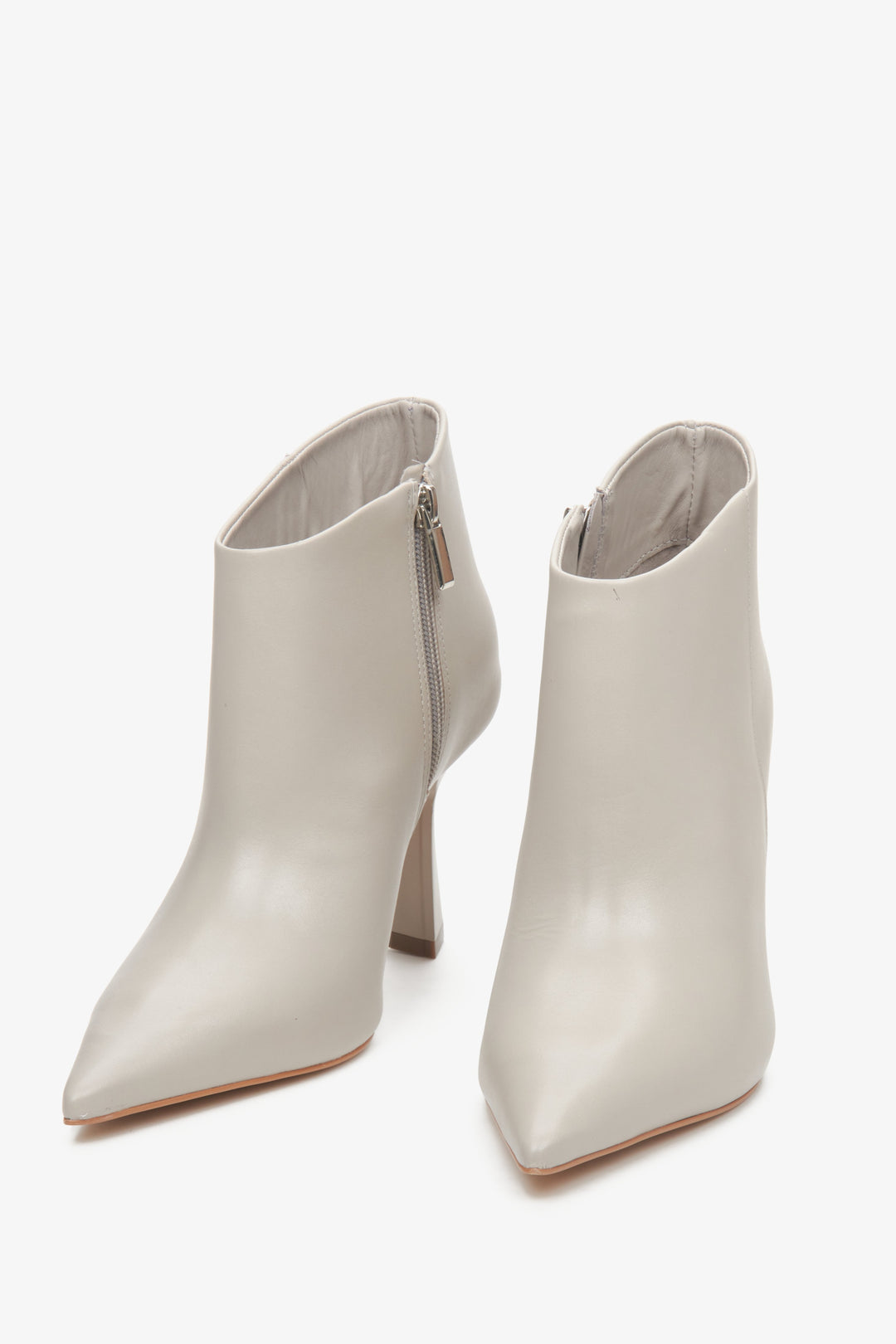 Light grey leather women's high-heeled ankle boots in natural leather by Estro - close-up of the toe of the shoe.