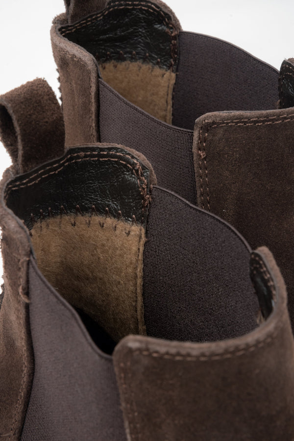 Dark brown women's Chelsea boots made of natural velour, with a low cut, by Estro – close-up of the details.