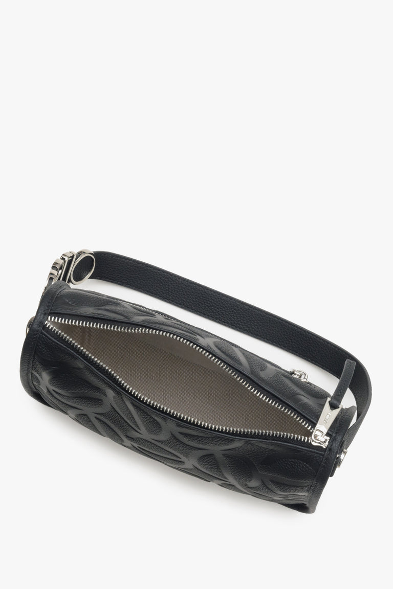 Women's black shoulder bag Estro - a close-up on the main compartment.