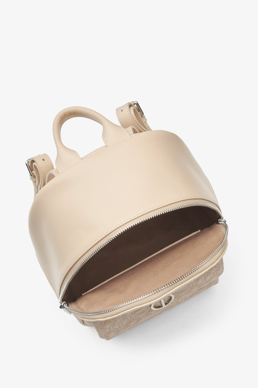 Light beige leather Estro backpack - close-up on the interior of the model.