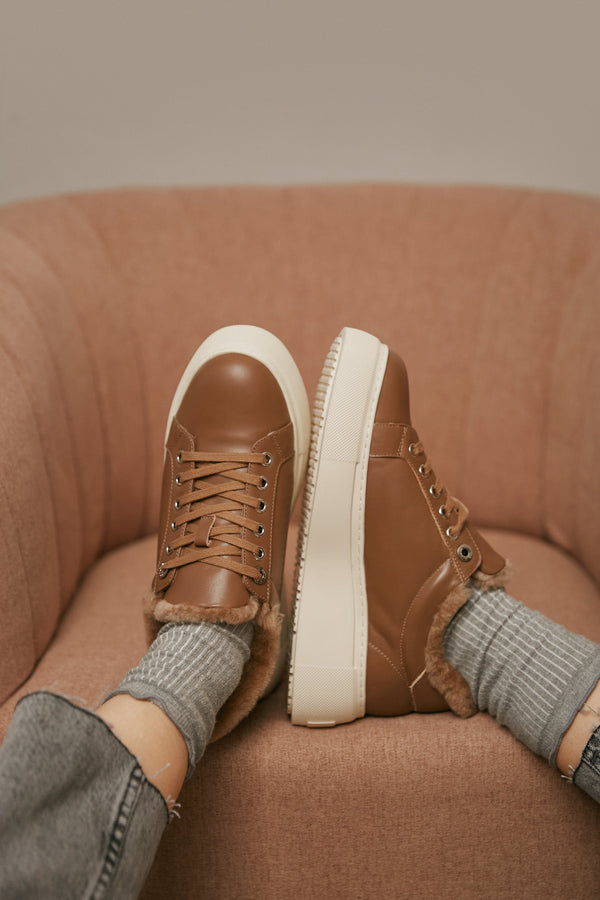 Brown leather winter sneakers with insulation Estro brand - presentation on a model.